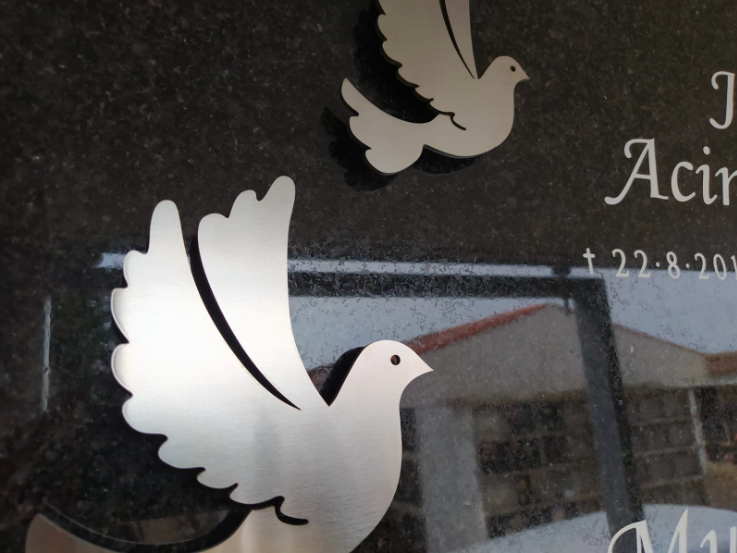 paloma_acero_inox_lapida_marmolista Paloma de acero inoxidable en lapida de marmol