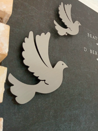 palomas_lapida_acero_inox_marmolista Palomas de acero inoxidable en lapida